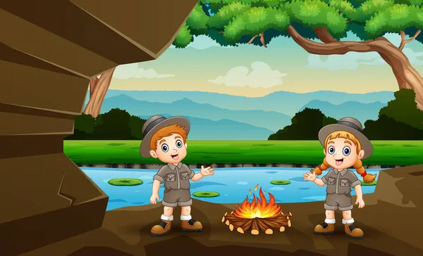 Cartoon Průzkumník Chlapec Dívka Zapálili Táborák Jeskyni — Stockový vektor