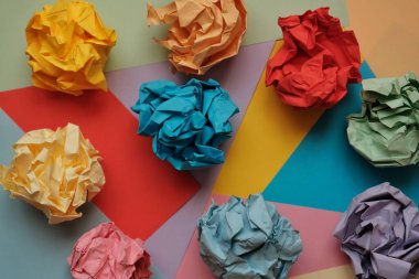 Buruşmuş renkli kağıt topları gül şeklinde.