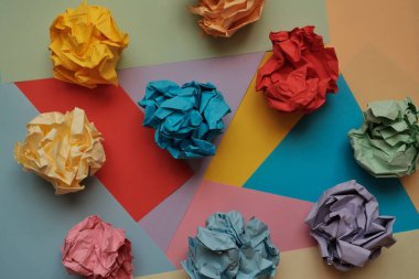 Buruşmuş renkli kağıt topları gül şeklinde.