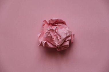 Gül şeklinde buruşuk renkli bir kağıt topu.