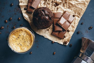 Kahve, kek, alçı kaplama kağıtta çikolata.