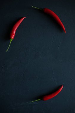 Gri arkaplanda kırmızı biber