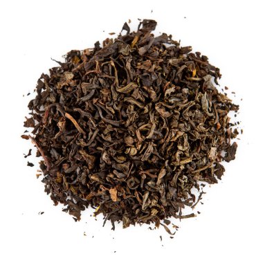 Kuru siyah çay yaprakları beyaz üzerine izole