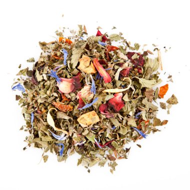 Beyaz arka planda kuru bitki çayı yaprakları