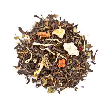 Beyaz arka planda kuru bitki çayı yaprakları