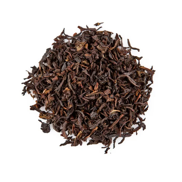 Kuru siyah çay yaprakları beyaz üzerine izole