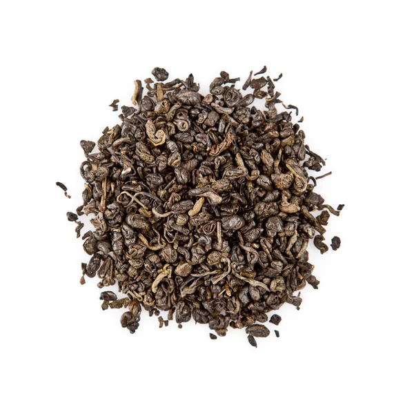 Kuru siyah çay yaprakları beyaz üzerine izole