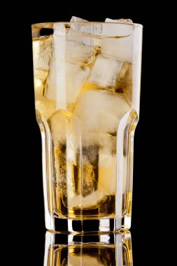 Gradyan kokteyli siyah üzerine izole edildi