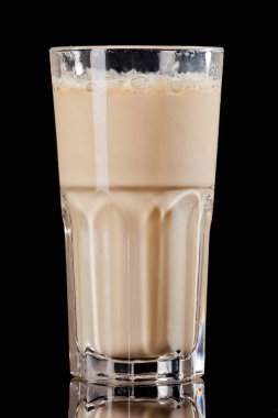 Siyah üzerine süt kokteyli.