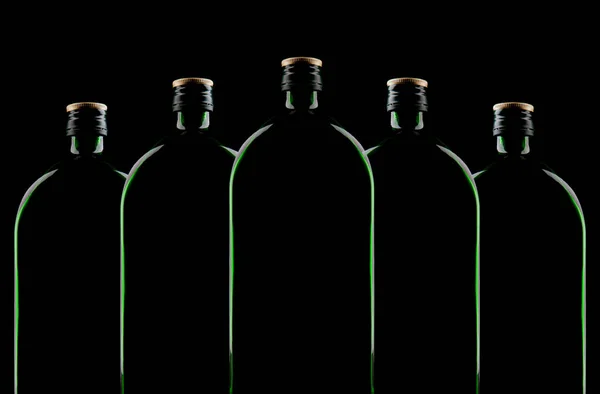 yeşil şişe alkolik içecek.