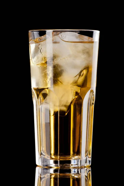 Cocktail Dégradé Isolé Sur Noir — Photo