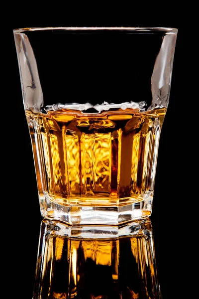 Siyah üzerine izole edilmiş alkol kokteyli
