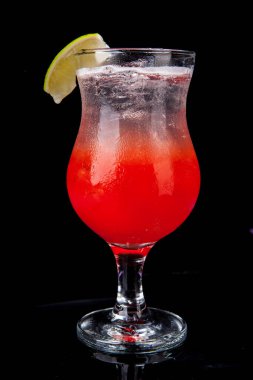 Siyah üzerine izole edilmiş alkolol kokteyli.