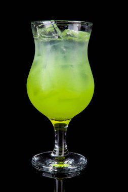 Siyah üzerine izole edilmiş alkolol kokteyli.