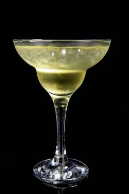 Siyah üzerine margarita kokteyli.