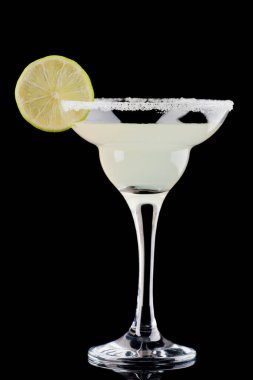 Siyah üzerine margarita kokteyli.