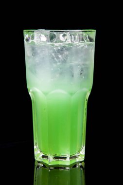 Gradyan kokteyli siyah üzerine izole edildi