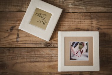 Ahşap arka planda düğün fotoğrafları.