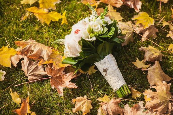Hochzeitsstrauß Auf Grünem Gras Zwischen Gelben Blättern — Stockfoto