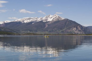 Güneşli bir günde güzel bir gölde kayak yapmak, Colorado