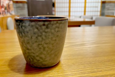 Japon seramik bardağında sıcak su