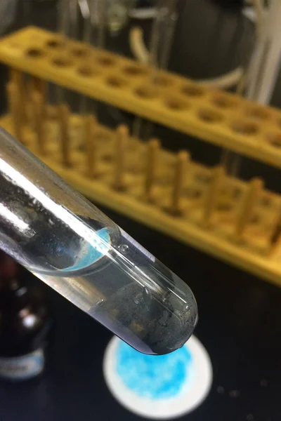 Deney Sınıfında Test Tüpü Renkli Suyla Tutuluyor — Stok fotoğraf