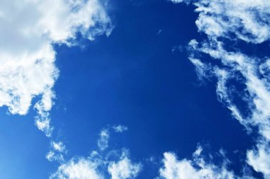 Mavi gökyüzündeki bulutlar. Mavi gökyüzü ve büyük beyaz bir bulut. Bulutlu mavi gökyüzü arkaplanı