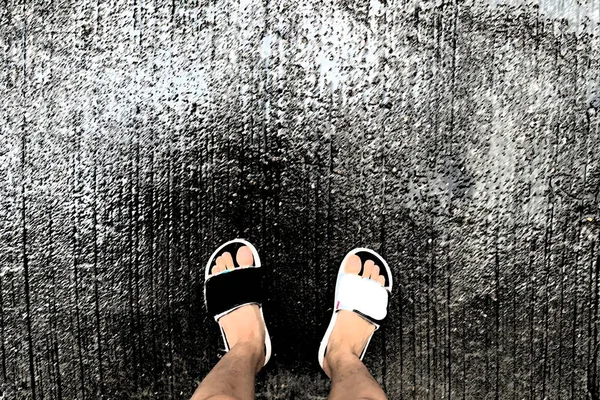 Regenachtig Weer Kinderbenen Sneakers Lopend Door Regenplas Asfaltweg Bovenaanzicht — Stockfoto