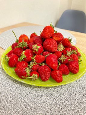 Yaz zamanı çilek, kırmızı böğürtlen, olgun. 