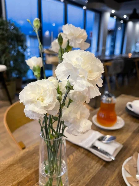 Flores Uma Mesa Branca Com Belas Rosas Velas Fundo Azul — Fotografia de Stock