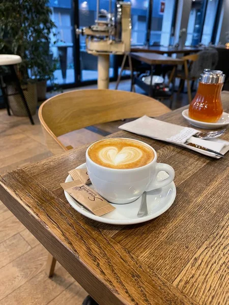 Kaffeetasse Und Ein Glas Milch Auf Dem Tisch — Stockfoto