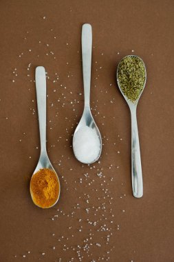 Baharatlı ve şekerli kaşık