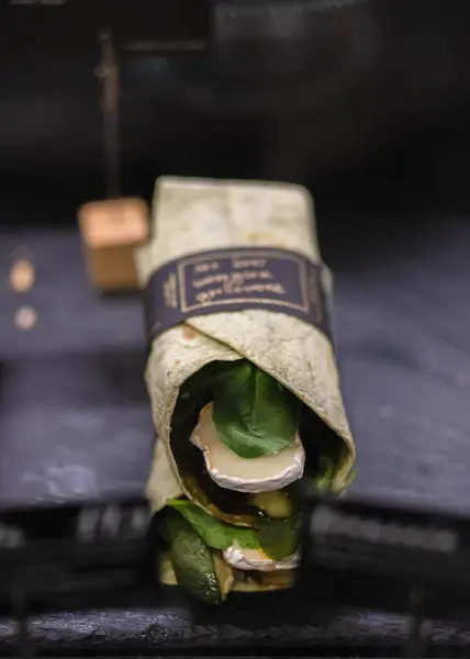 Keçi peynirli vejetaryen burrito.