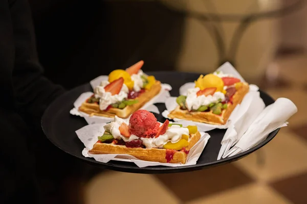 Meyveli ve kremalı Belçika waffleları