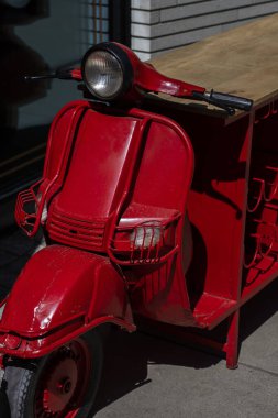 Eski detayları içeren klasik kırmızı scooter