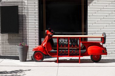 Kırmızı scooter 'ı olan bir kamyonet.