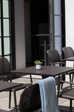 Restoranda bir oturma odasının içinde.