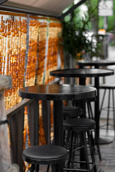 Bir restoranda masa ve sandalyeler.