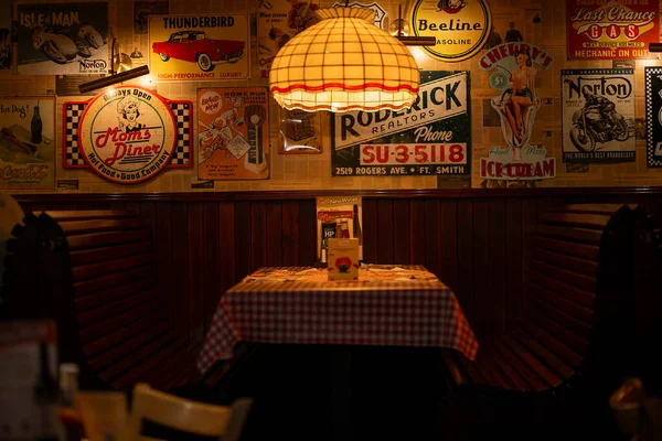 İçinde retro posterler olan bir restoranın içinde.
