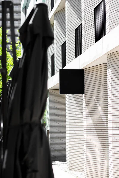 Kilisenin önünde modern bir duvar var.