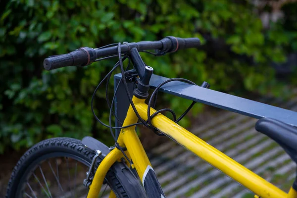 Żółty Rower Ulicy — Zdjęcie stockowe