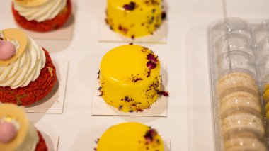 Tutku meyvesi ve ananas aromalı pasta üzerine sarı krema ve meyve suflesi. Restoranlar ve kafeler için fotoğraf. Kek ve tatlılarla dolu bir kafe reklamı. Çikolatalı pasta ve meyveli yoğurt