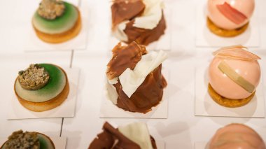 Çikolata parçalı kek, beyaz bisküvi ve sufle. Restoranlar ve kafeler için fotoğraf. Kek ve tatlılarla dolu bir kafe reklamı. Çikolatalı pasta ve meyveli pasta.