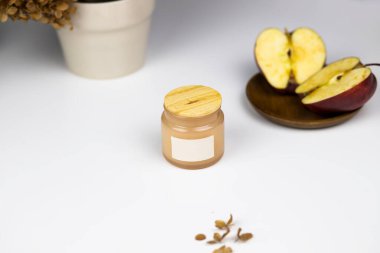 Dekorasyon, aromatik kamış ayırıcı, yanan mum, okaliptüs dalları ve parfüm evdeki masada.