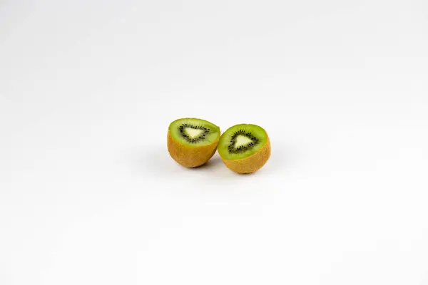 Fruta Kiwi Madura Meia Fruta Kiwi Isolada Sobre Fundo Branco — Fotografia de Stock