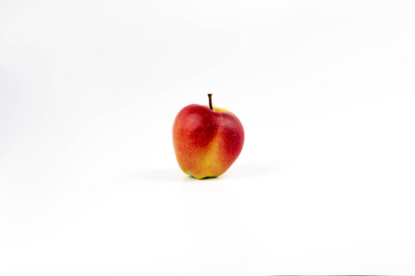 Красное яблоко с полуизолированным на белом фоне с клиппинговой дорожкой и полной глубиной резьбы. Вид сверху.