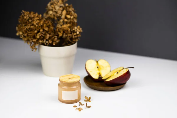  Kaplıcadaki bir masaya koku yaymak. Gri ve beyaz mumlarla kaplıca tedavisi için güzel bir kompozisyon. Zen ve rahatlama kavramı.