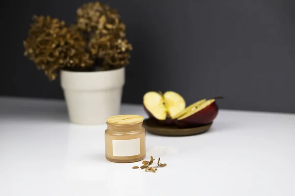 Lüks beyaz tepsi dekorasyonu, yanan mumla ev dekorasyonu.