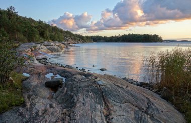 Finlandiya takımadalarında sonbahar akşamı manzarası