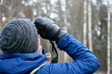 Kışın dürbünlü kuş gözlemcisi